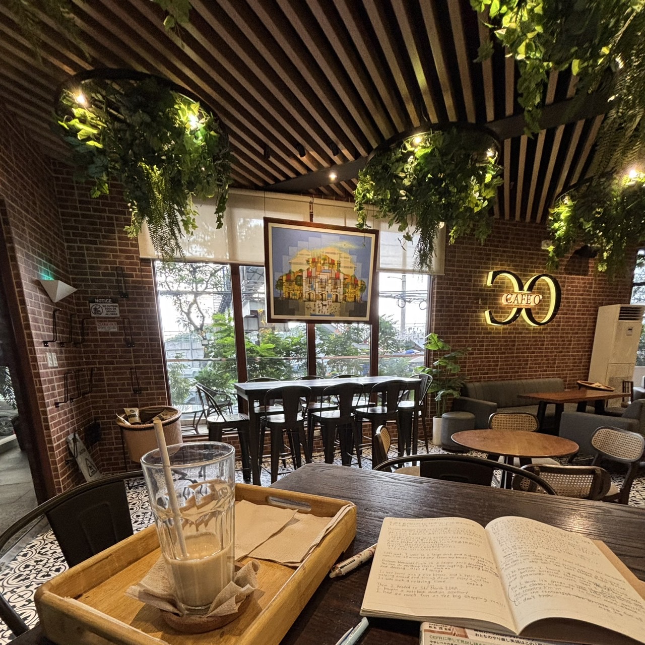 ほぼ毎日このカフェ、この席で勉強