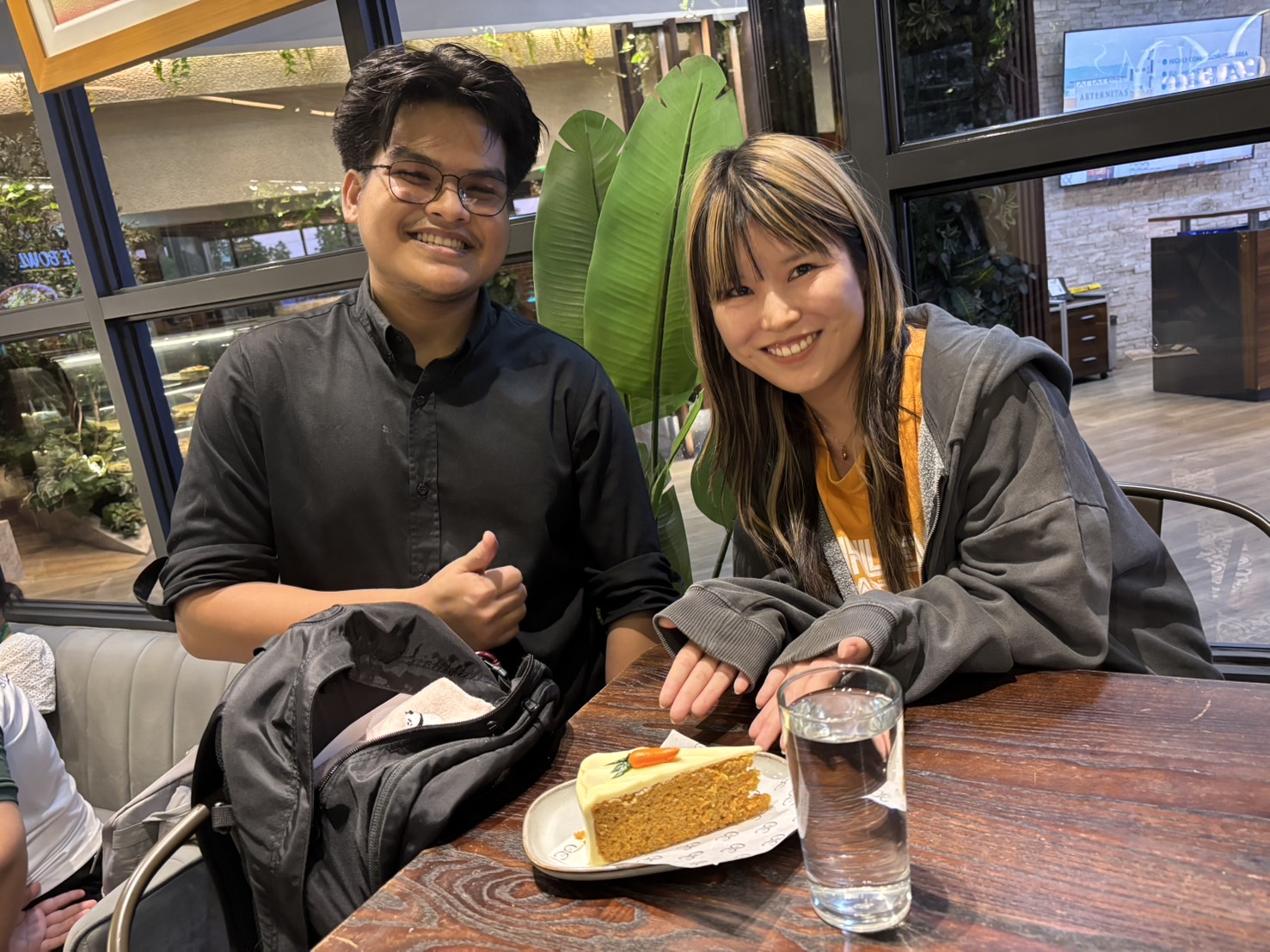 仲良くなったカフェスタッフ。ケーキくれた